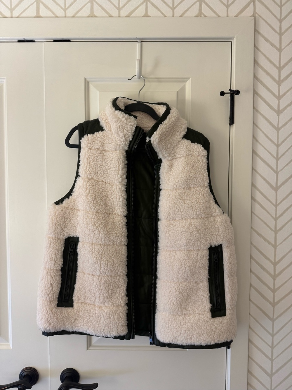 Tuckernuck Reversible Sherpa Puffer Vest in Cream and Forest Green - Large